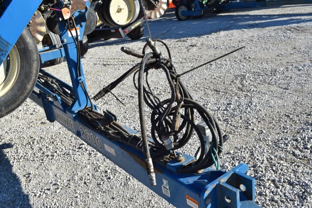 Image of Kinze 2600 equipment image 4