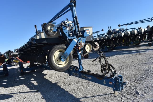 Image of Kinze 2600 equipment image 2
