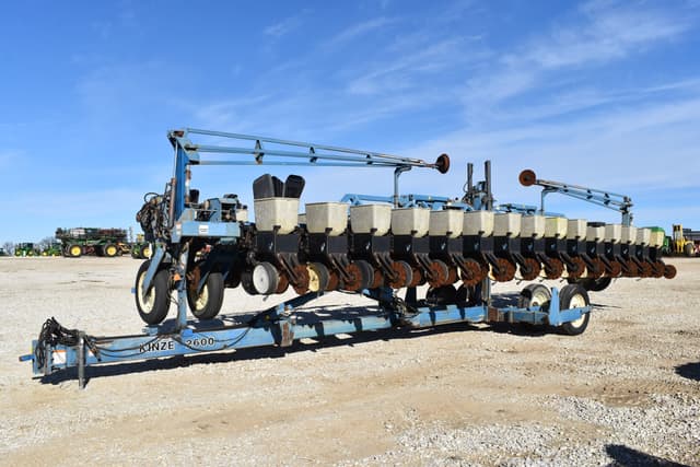 Image of Kinze 2600 equipment image 2