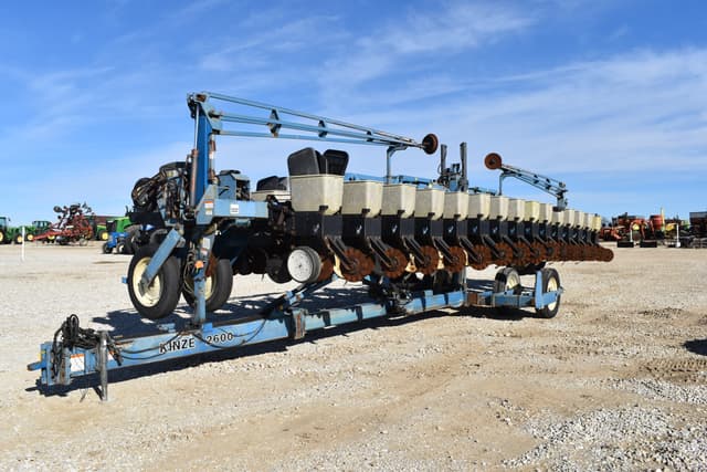 Image of Kinze 2600 equipment image 1