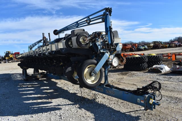 Image of Kinze 2600 equipment image 4