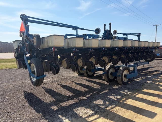 Image of Kinze 2600 equipment image 1