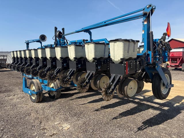 Image of Kinze 2600 equipment image 3