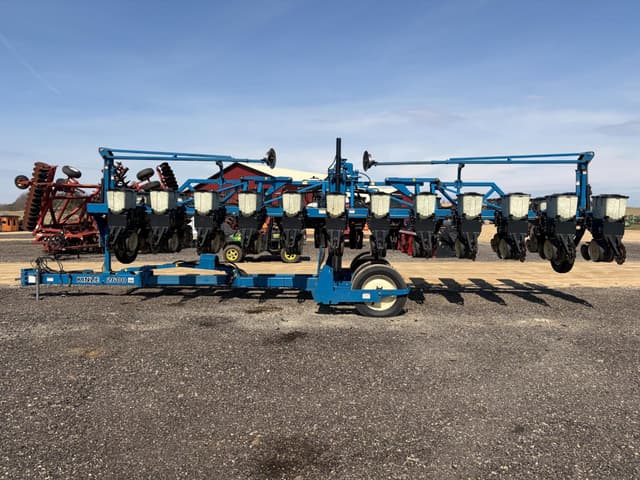 Image of Kinze 2600 equipment image 4