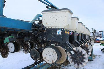 Image of Kinze 2600 equipment image 3