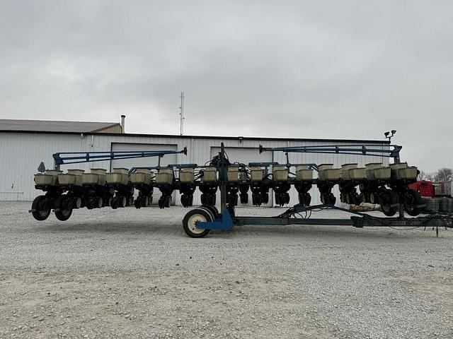 Image of Kinze 2600 equipment image 3