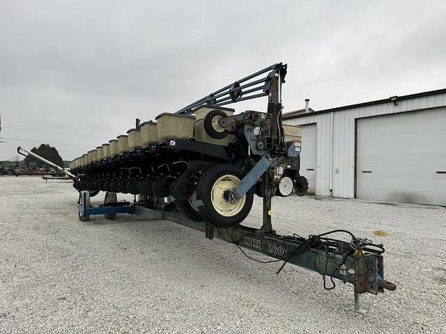 Image of Kinze 2600 equipment image 1