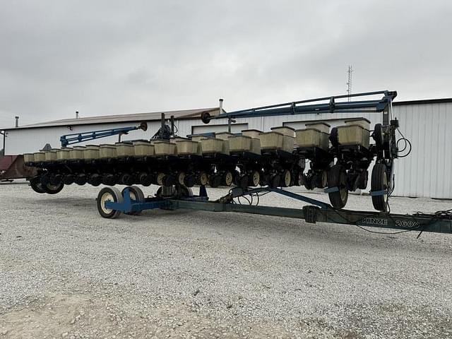 Image of Kinze 2600 equipment image 2