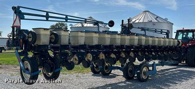 Image of Kinze 2600 equipment image 3