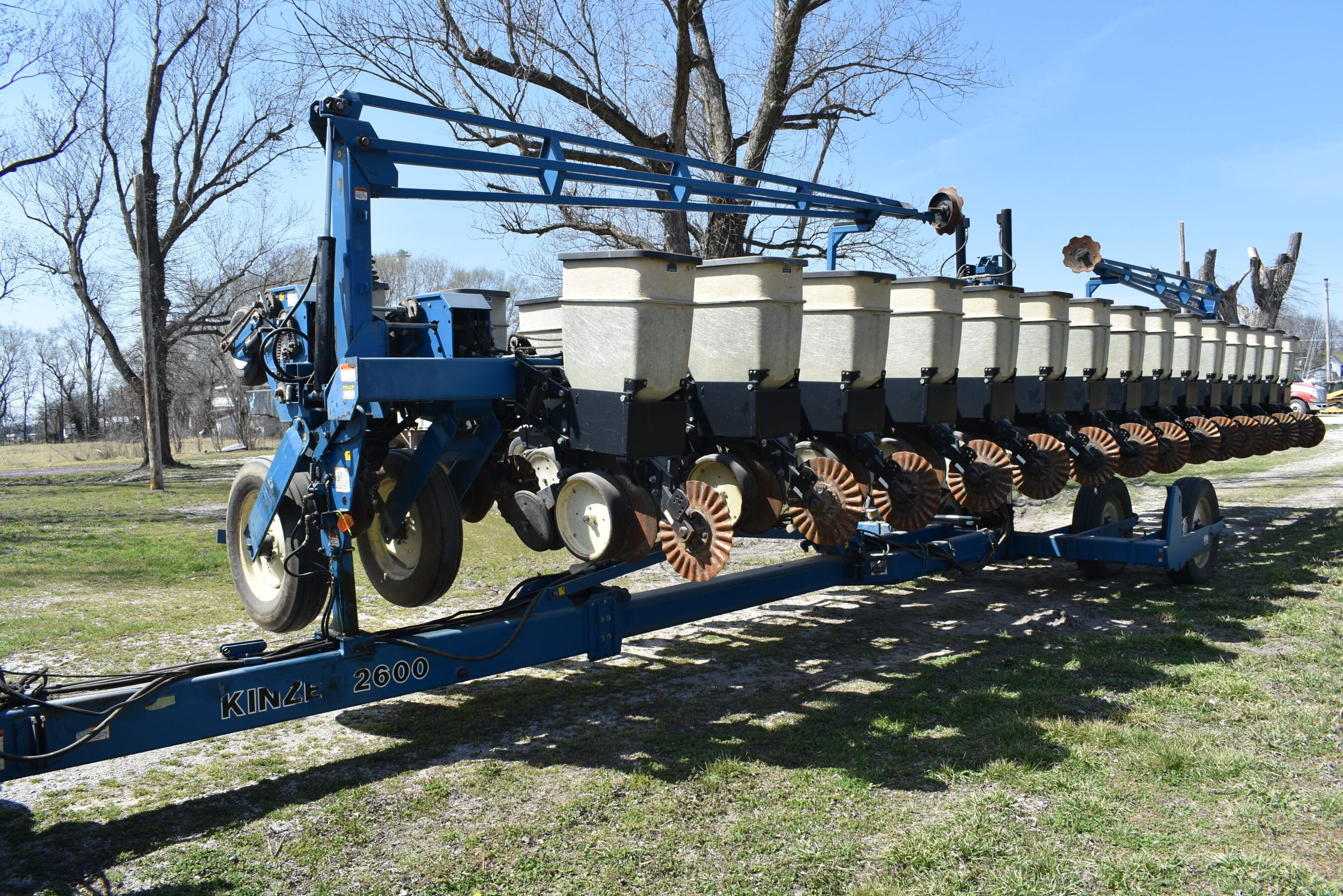 Kinze 2600 Equipment Image0
