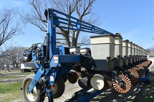Image of Kinze 2600 equipment image 1
