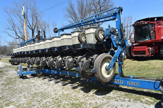 Image of Kinze 2600 equipment image 2
