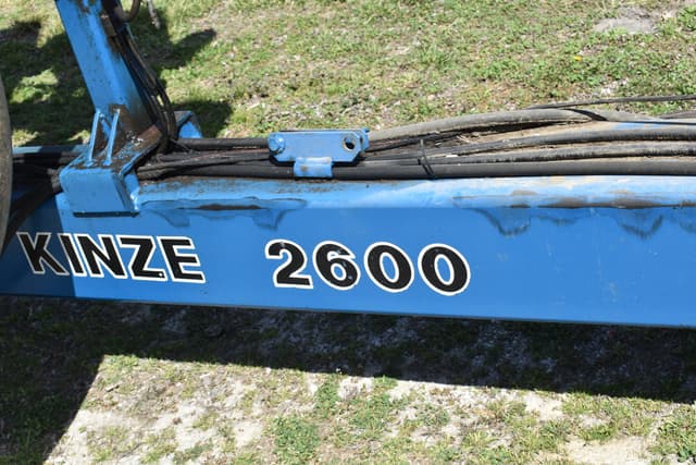 Image of Kinze 2600 equipment image 4
