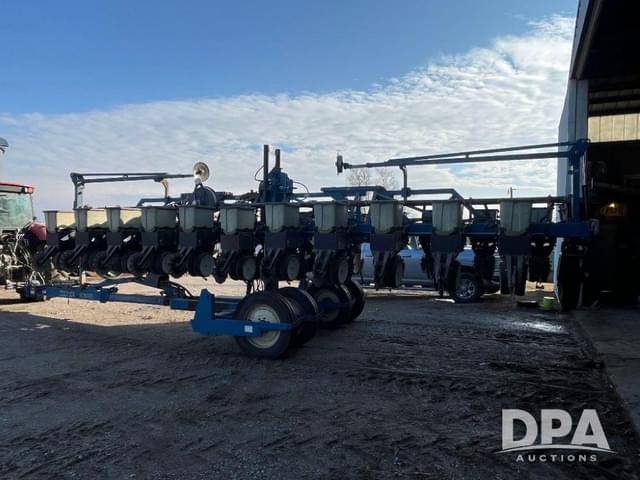 Image of Kinze 2600 equipment image 3