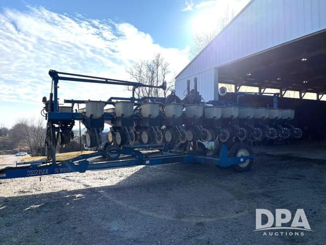 Image of Kinze 2600 equipment image 1