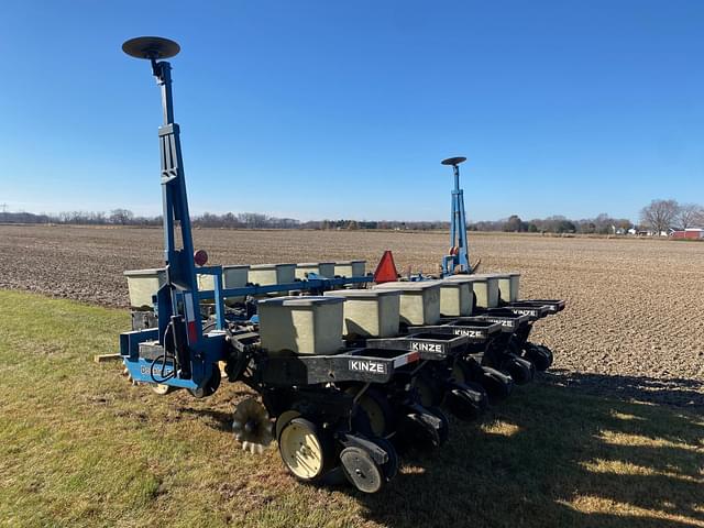 Image of Kinze 2600 equipment image 2