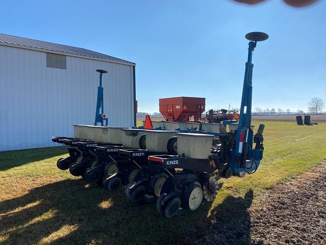 Image of Kinze 2600 equipment image 4