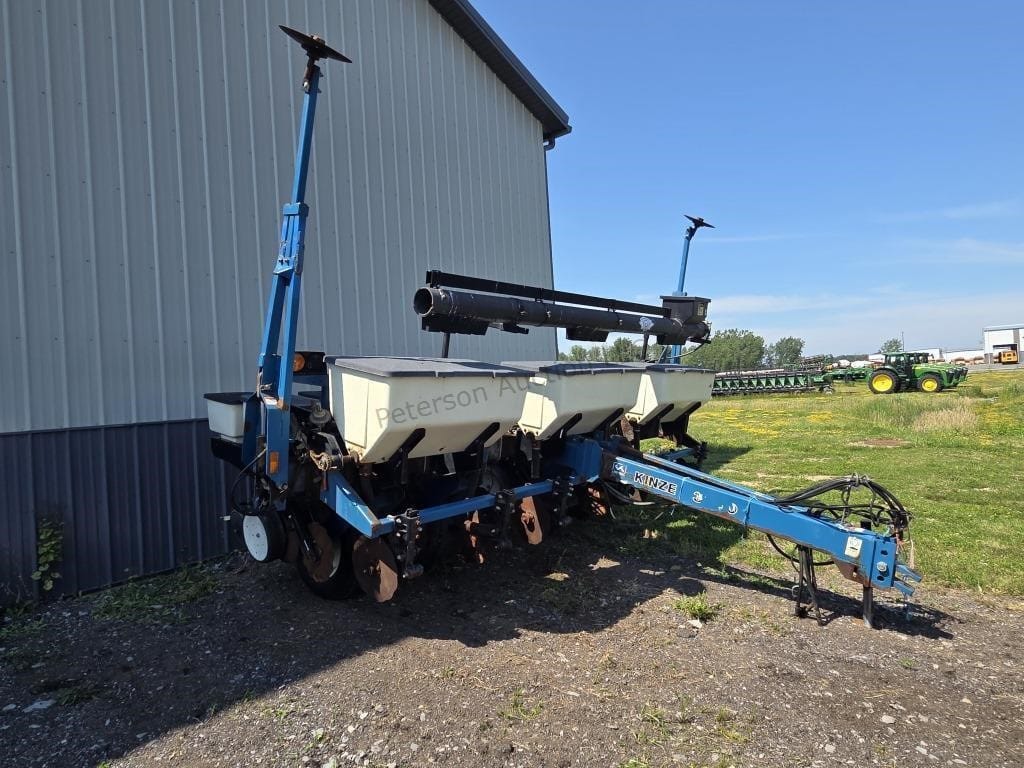 Kinze 3000 Equipment Image0