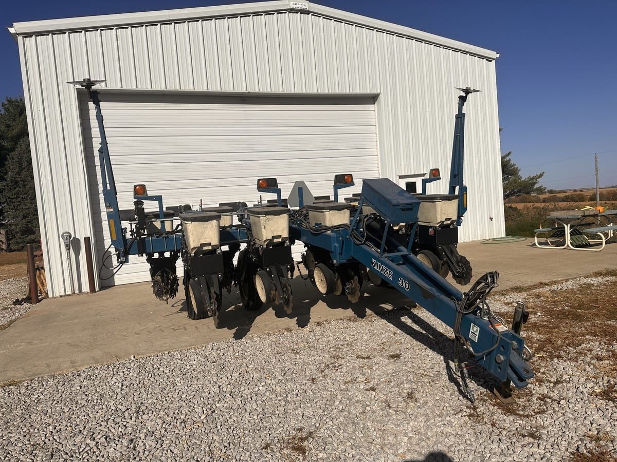2009 Kinze 3000 Equipment Image0