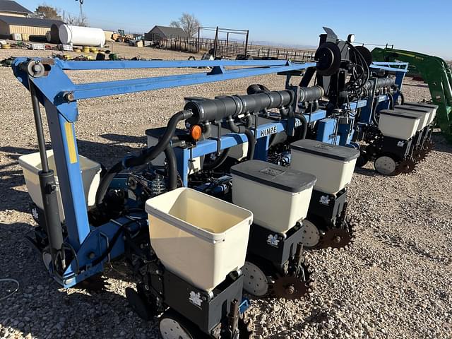 Image of Kinze 3110 equipment image 2