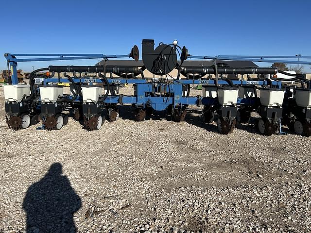 Image of Kinze 3110 equipment image 1