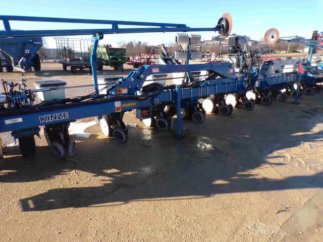 Image of Kinze 3140 equipment image 2