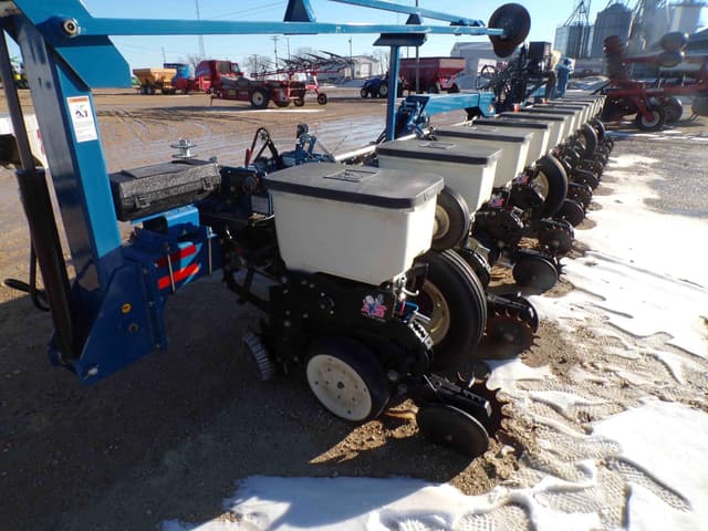 Image of Kinze 3140 equipment image 4