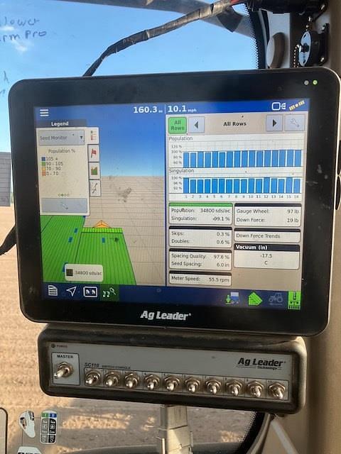 Image of Kinze 3140 equipment image 2