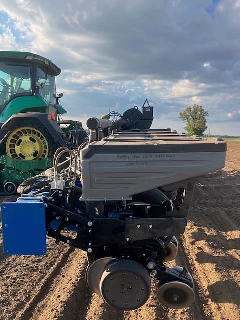 Image of Kinze 3140 equipment image 3