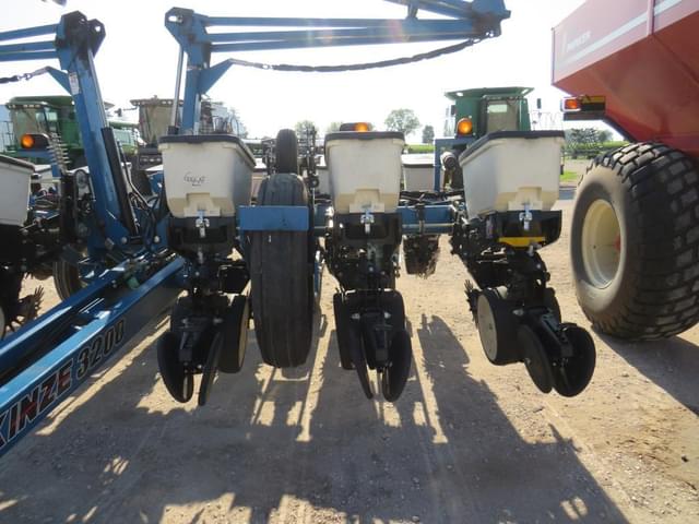 Image of Kinze 3200 equipment image 1