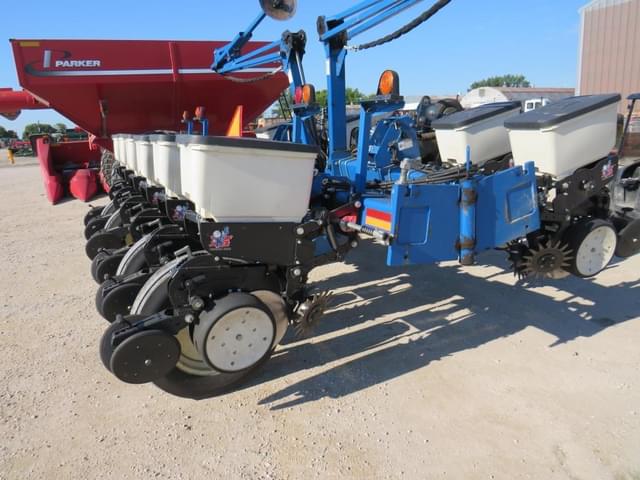 Image of Kinze 3200 equipment image 4