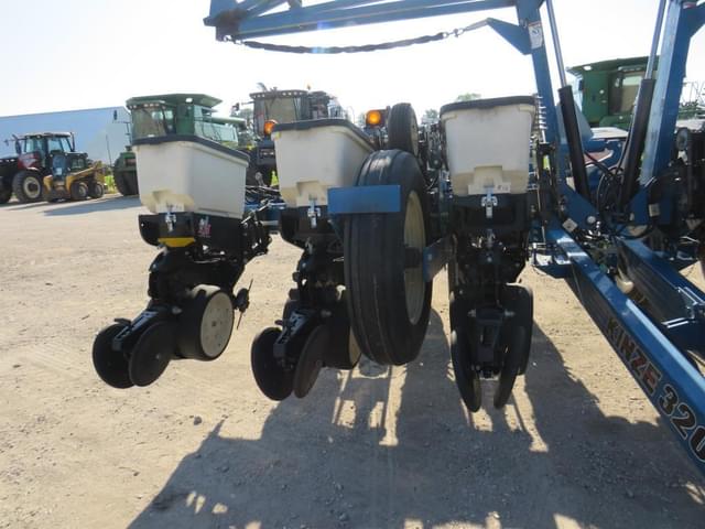 Image of Kinze 3200 equipment image 2