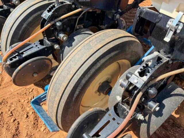 Image of Kinze 3200 equipment image 2
