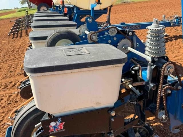 Image of Kinze 3200 equipment image 4