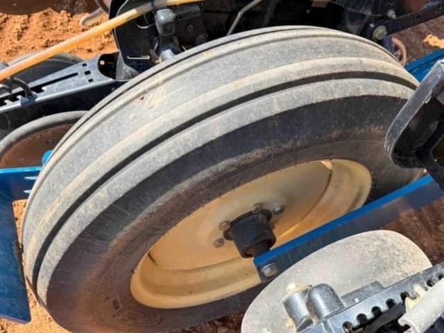 Image of Kinze 3200 equipment image 3
