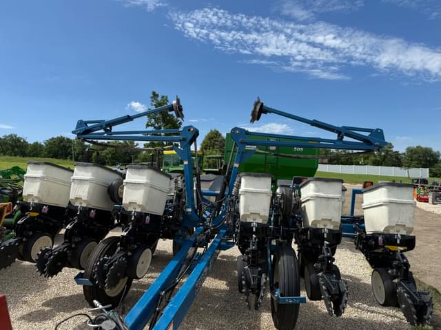 Image of Kinze 3200 equipment image 3