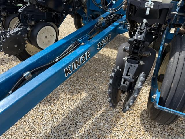 Image of Kinze 3200 equipment image 1