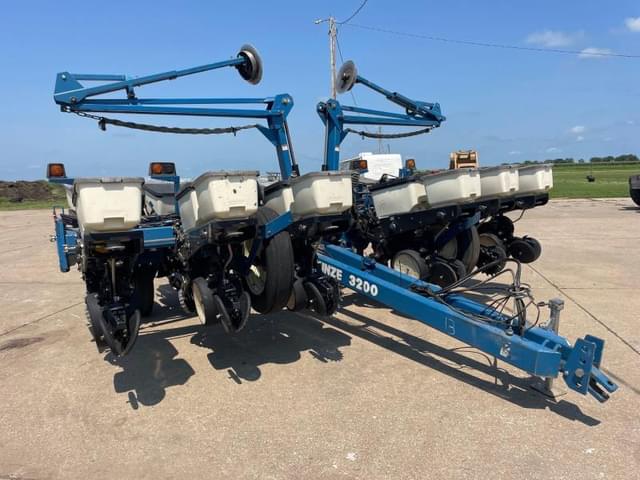 Image of Kinze 3200 equipment image 4