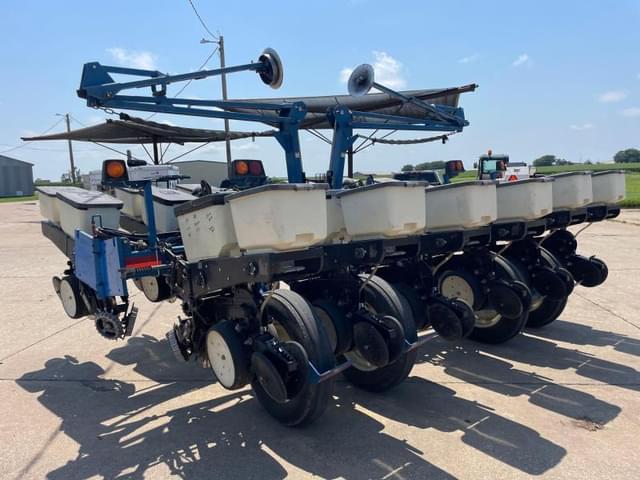 Image of Kinze 3200 equipment image 3