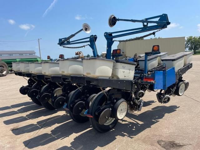 Image of Kinze 3200 equipment image 2