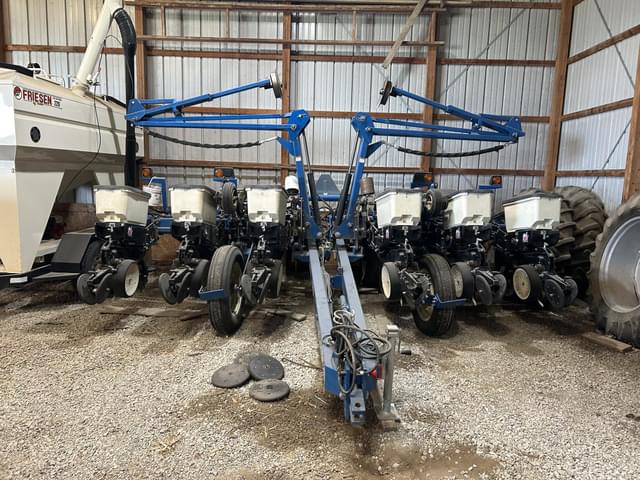 Image of Kinze 3200 equipment image 1