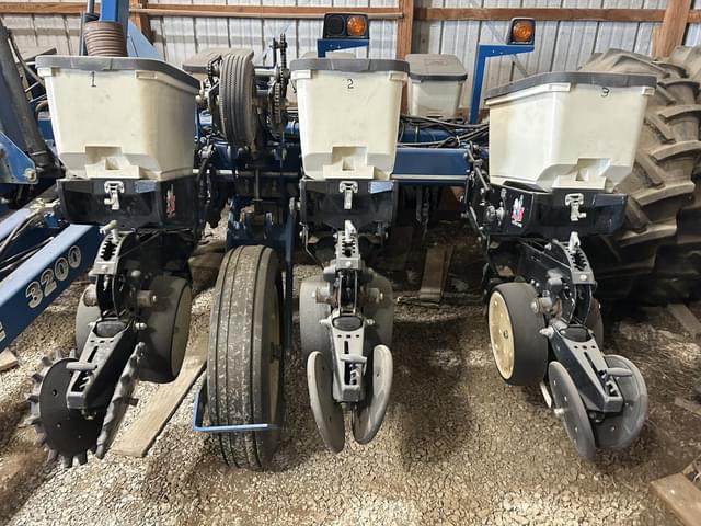 Image of Kinze 3200 equipment image 3