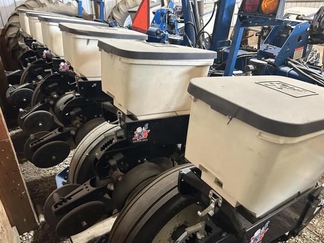 Image of Kinze 3200 equipment image 4