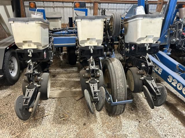 Image of Kinze 3200 equipment image 2