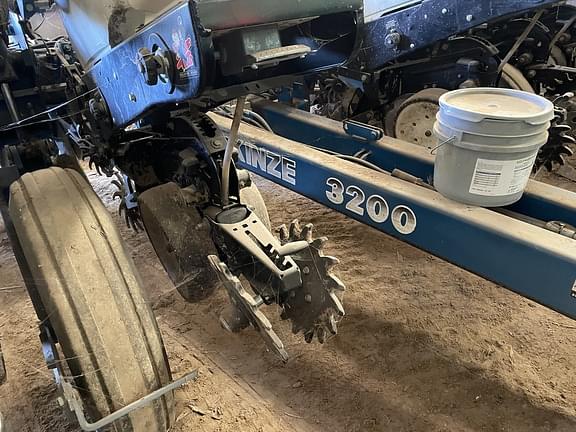 Image of Kinze 3200 equipment image 2