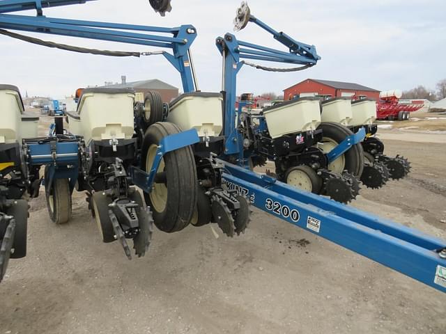 Image of Kinze 3200 equipment image 1