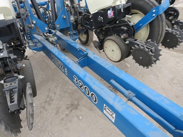 Image of Kinze 3200 equipment image 3