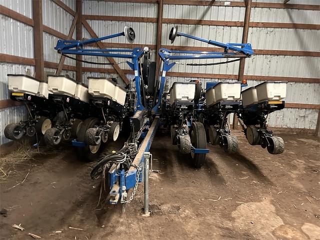 Image of Kinze 3200 equipment image 2