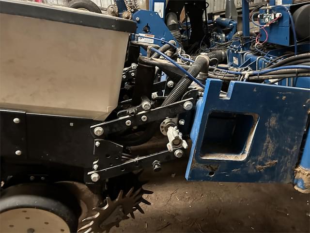 Image of Kinze 3200 equipment image 3