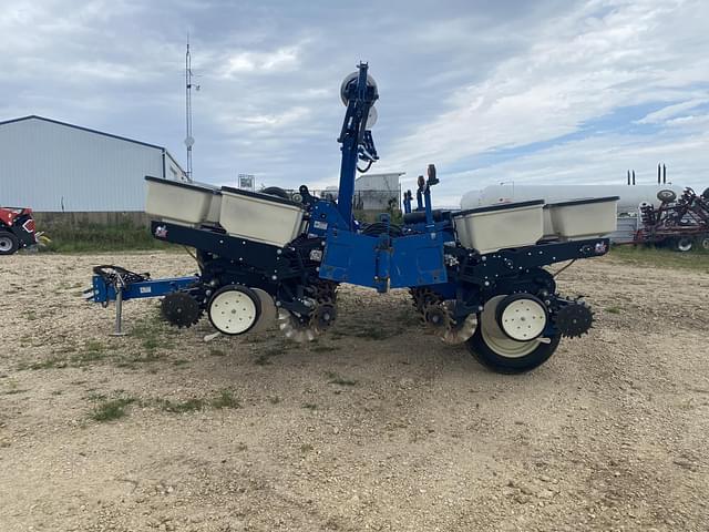 Image of Kinze 3200 equipment image 3